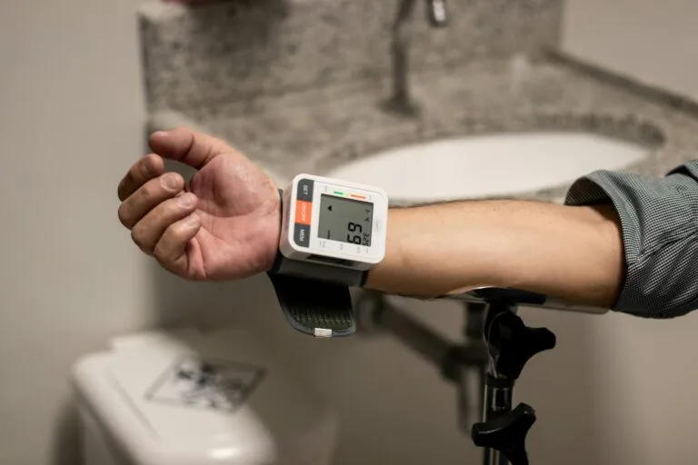 Smartwatch Blood Pressure Monitoring: Accuracy Comparison Across Garmin, Apple, Samsung