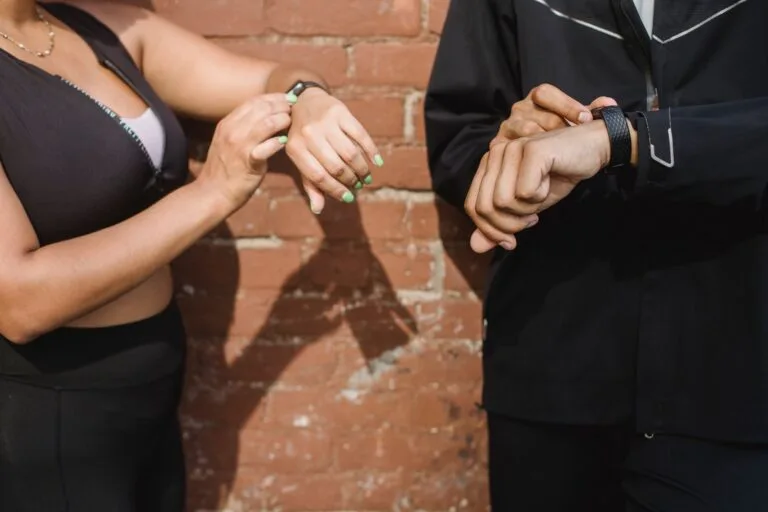 Smartwatch vs Fitness Tracker: Which Should You Buy in 2024?